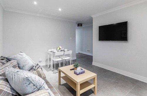 Little Italy Apartment | Upscale 2BR Condo - Heart Of Trinity Bellwoods!