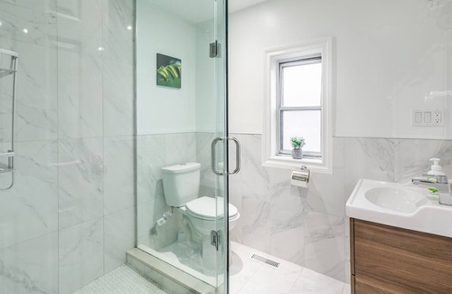Little Italy Apartment | Upscale 2BR Condo - Heart Of Trinity Bellwoods!