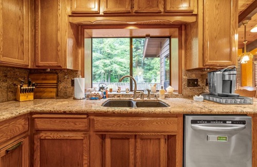 Arcata House | Upscale 3 bdm near Cal Poly, Redwoods, Deck, BBQ