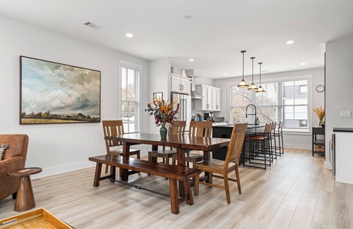 Hapeville House | Upscale 3-Story Townhome Near Airport, Downtown Atlanta & Studios