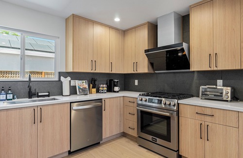 Santa Clara House | Upscale 3bd/2ba home w/WiFi, AC, workspaces; 2mi to Apple & Kaiser; pets ok