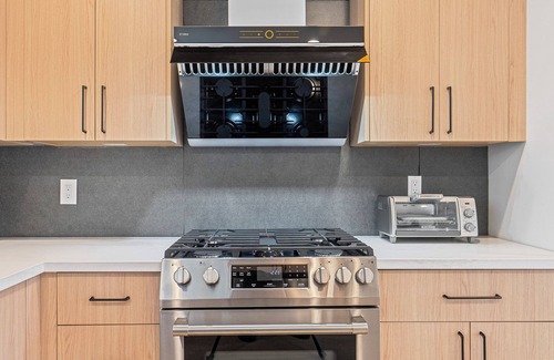 Santa Clara House | Upscale 3bd/2ba home w/WiFi, AC, workspaces; 2mi to Apple & Kaiser; pets ok