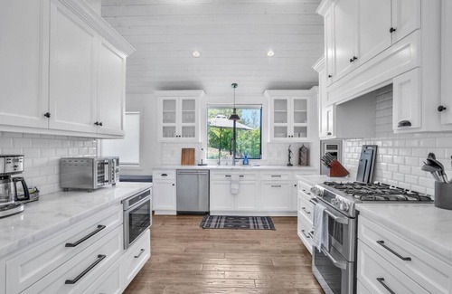 Fallbrook House | Upscale 4BR Retreat near Monserate Winery Pool Spa