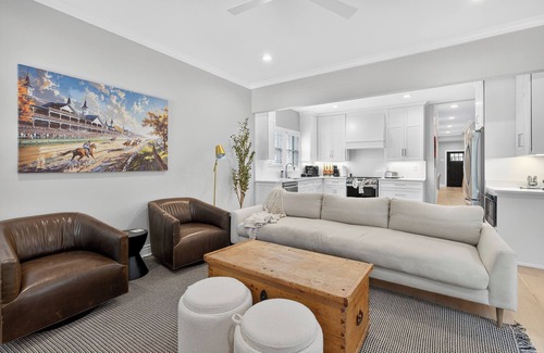 Lexington House | Upscale 6 Bedroom Home Near Stadium and Restaurants