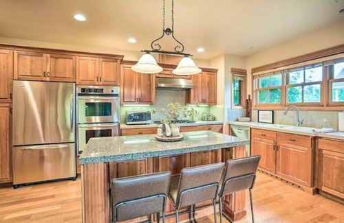 Sisters House | Upscale, centrally located, Dog friendly!