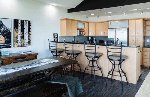 Pointe aux Roches House | Upscale Cottage/HOT TUB/Main house + Studio Loft