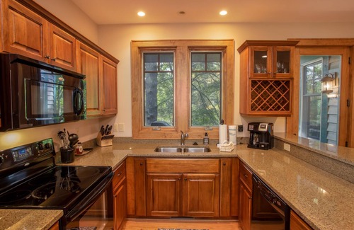 Foscoe Condo | Upscale Echota Condo with Forest Views
