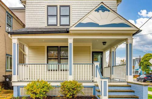 Detroit - Shoreway House | Upscale Historic Home near Downtown, Hall of Fame, Beach, Arenas