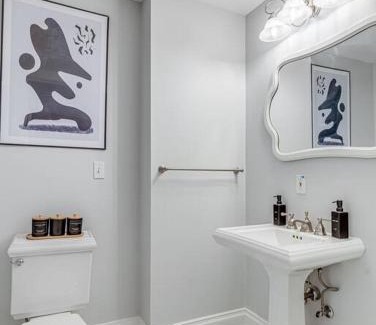 Detroit - Shoreway House | Upscale Historic Home near Downtown, Hall of Fame, Beach, Arenas