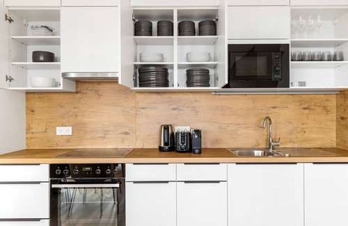 Erdberg Apartment | Upscale Landstraße 2BR w/Playground & Pool, nr Erdberg, by Blueground