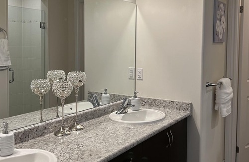 Peterborough House | Upscale Luxury 5 BR House With New Hot Tub and King Bed