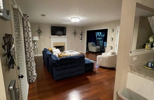 Conley House | Upscale Modern Home in Very Discreet Neighborhood Near Downtown