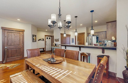 Truckee House | Upscale Modern Townhome with Pool, Spa and Sauna Access