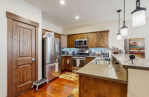 Truckee House | Upscale Modern Townhome with Pool, Spa and Sauna Access