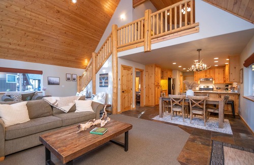 Arnold Cabin | Upscale Mountain Chalet in Blue Lake Springs, Free Wifi/Cable, Gas Fireplace