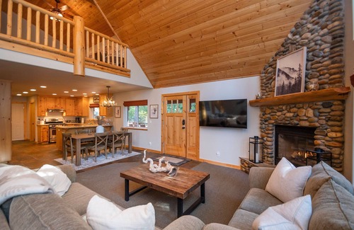 Arnold Cabin | Upscale Mountain Chalet in Blue Lake Springs, Free Wifi/Cable, Gas Fireplace