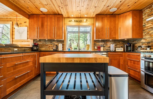 Cascade-Chipita Park Cabin | Upscale Remolded Modern Mountain Cabin l HOT TUB l Valley view l King suites