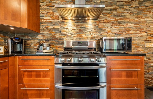 Cascade-Chipita Park Cabin | Upscale Remolded Modern Mountain Cabin l HOT TUB l Valley view l King suites