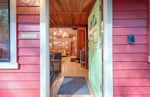 Guerneville House | Upscale Redwood Cabin on Creek - 2 Master Bedrooms, Fireplace - Dog friendly.