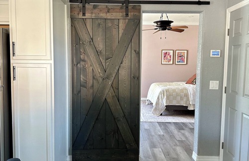 Cottonwood Cottage | Upscale, spotless cottage 5 min fm Old Town. Grassy yard, mature trees, fire pit