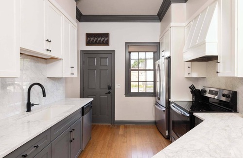 Old West Broad Neighborhood Condo | Upscale Townhomes | Free Parking