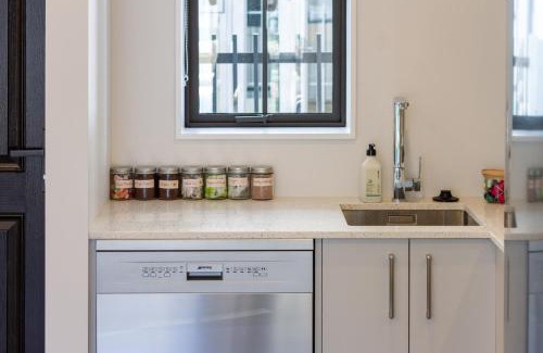 Christchurch City Centre Apartment | Upscale Townhouse with Parking in Prime Location
