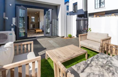 Christchurch City Centre Apartment | Upscale Townhouse with Parking in Prime Location