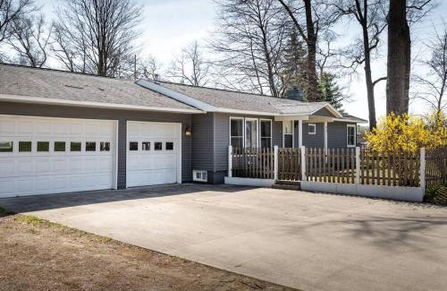 Traverse City House | Upscale Urban Oasis: Spacious & Chic with Hot Tub!