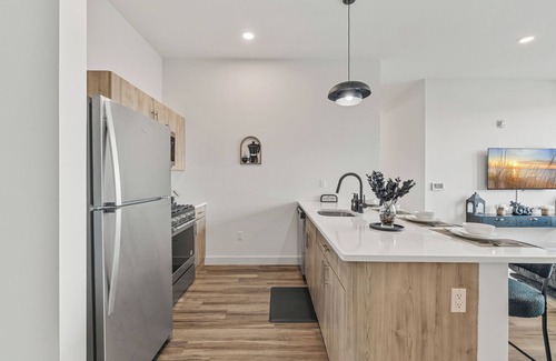 East Orange Apartment | Upscale Views 2br Free Parkn, Walk 2 Train, 2bath