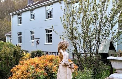 Solva House | Upside down house with stunning riverside garden in beautiful coastal Solva
