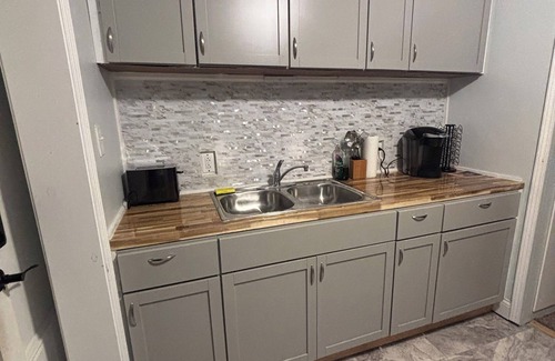 Wayne County Apartment | Upstairs 420 friendly lady aurora themed 1 bedroom apartment.