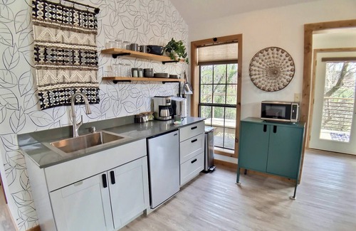 Eureka Springs Historic District Apartment | Upstairs Studio for two, King Sleep Number Bed