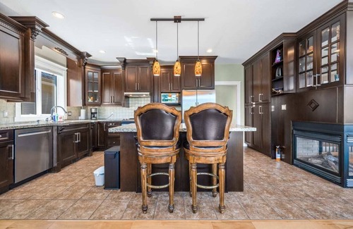 Regional District of Nanaimo House | Upstairs Suite in Nanaimo Spacious 2-Bed Hideaway