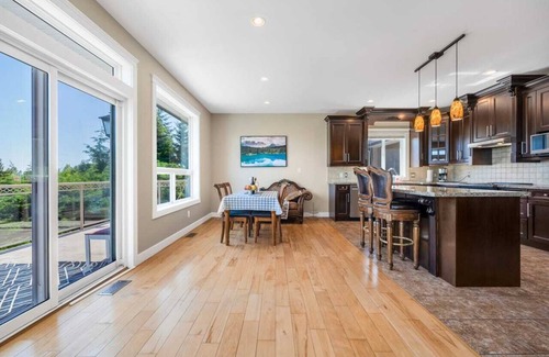 Regional District of Nanaimo House | Upstairs Suite in Nanaimo Spacious 2-Bed Hideaway