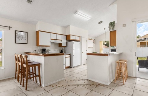 Chatham Park House | Upstay 3BR Family-Friendly, Stylish Retreat w Patio