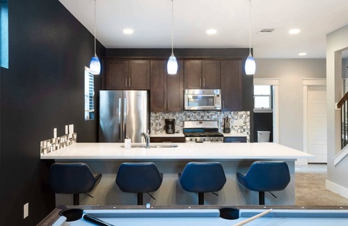 Govalle House | Upstay Entertainment Hub w Games & Outdoor Firepit