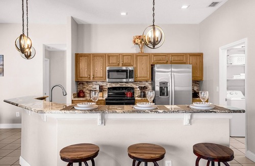 Buena Ventura Lakes House | Upstay: Inviting 4BR Waterside Home Pool & Hot Tub