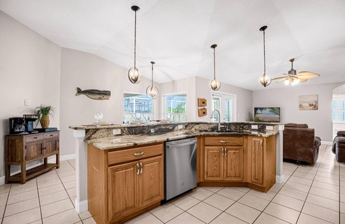 Buena Ventura Lakes House | Upstay: Inviting 4BR Waterside Home Pool & Hot Tub