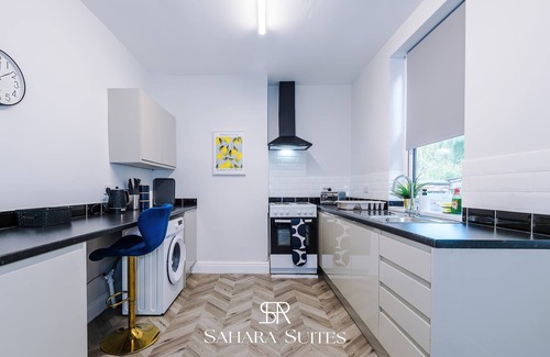 Salford House | Upto 20%OFF | Modern 4BR | Salford Spot | Parking