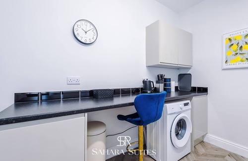 Salford House | Upto 20%OFF | Modern 4BR | Salford Spot | Parking