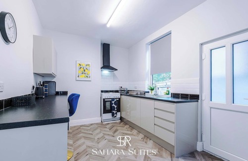 Salford House | Upto 20%OFF | Modern 4BR | Salford Spot | Parking