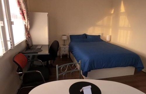 Boleyn Apartment | Upton Park - House