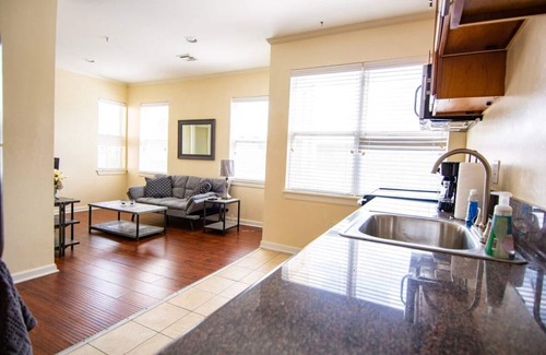 Midtown Apartment | ✅ Uptown 23rd District ☘ Walkable80 & Fast WiFi