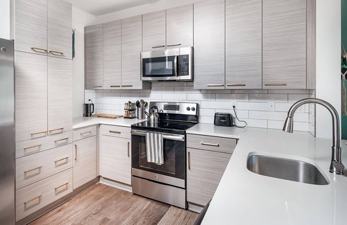 Fourth Ward Apartment | Uptown 4th Ward Luxury Apt Year-Round Pool