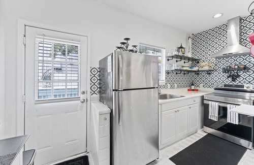 Historic Uptown House | Uptown Flamingo Bungalow Downtown St Pete Walk to Crescent Lake Park