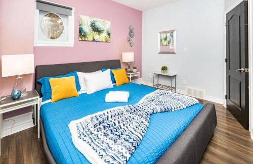 Centretown West Apartment | Urban 1BR Gem with Kitchen, Smart TV & Workspace