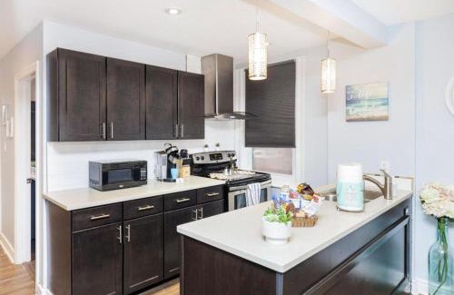 Centretown West Apartment | Urban 1BR Gem with Kitchen, Smart TV & Workspace