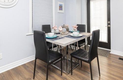Centretown West Apartment | Urban 1BR Gem with Kitchen, Smart TV & Workspace
