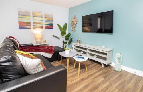 Centretown West Apartment | Urban 1BR Gem with Kitchen, Smart TV & Workspace