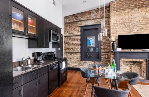 Downtown Charleston Apartment | Urban and Charming, Sleeps 12 on King Street!